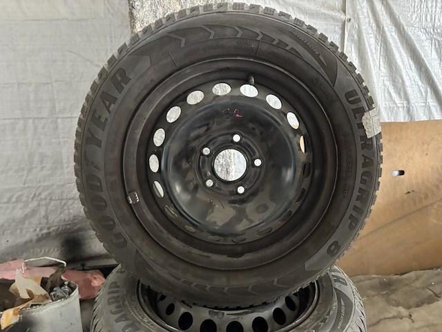 Goodyear winterbanden op velg - afbeelding 2 van  4