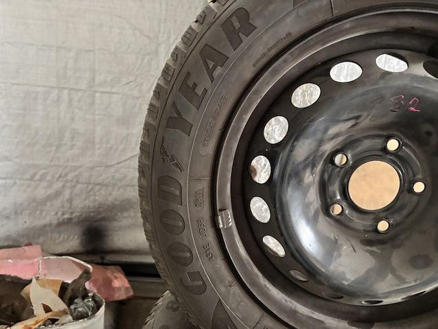 Goodyear winterbanden op velg - afbeelding 3 van  4