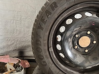 Goodyear winterbanden op velg - afbeelding 3 van  4