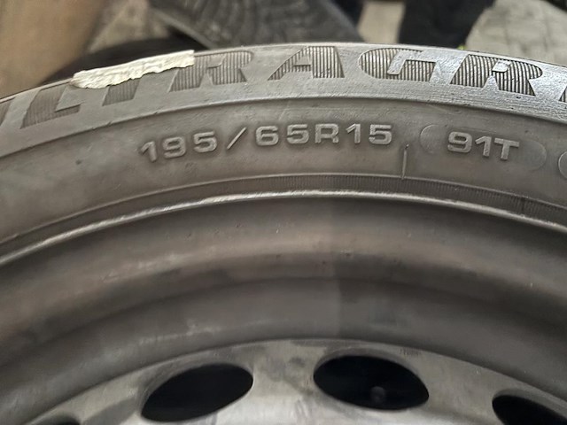 Goodyear winterbanden op velg - afbeelding 4 van  4