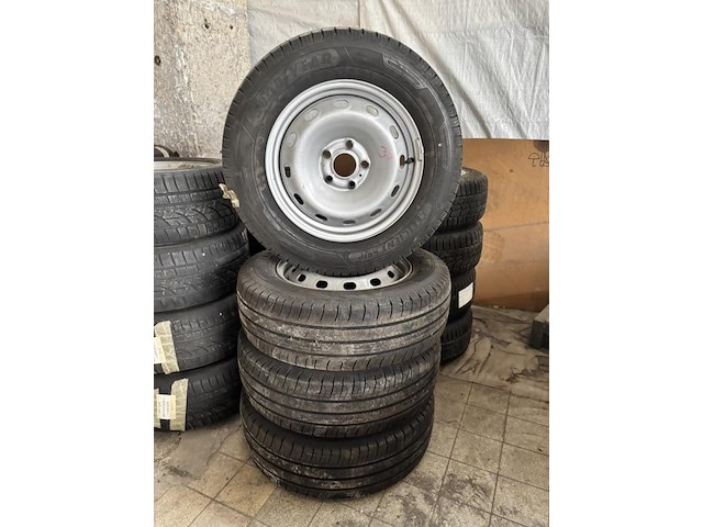 Goodyear zomerbanden op velg - afbeelding 1 van  4