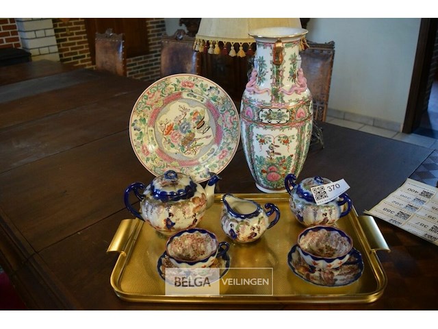 Goudkleurig dienblad met japans service, en vaas en bord - afbeelding 1 van  5