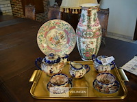 Goudkleurig dienblad met japans service, en vaas en bord - afbeelding 1 van  5