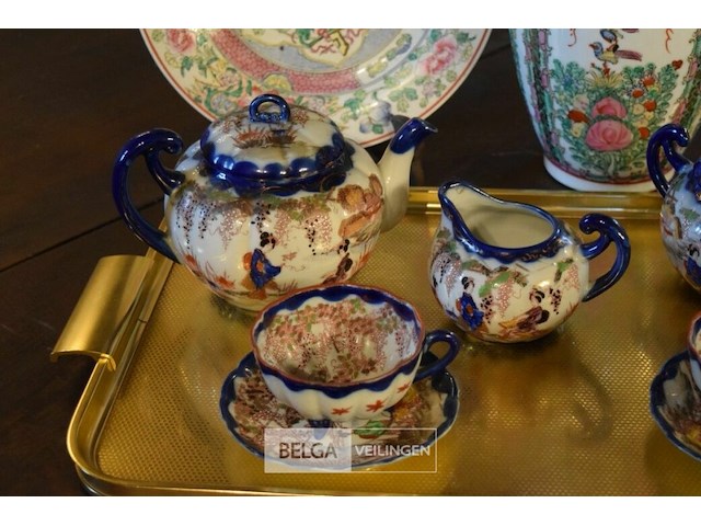 Goudkleurig dienblad met japans service, en vaas en bord - afbeelding 3 van  5