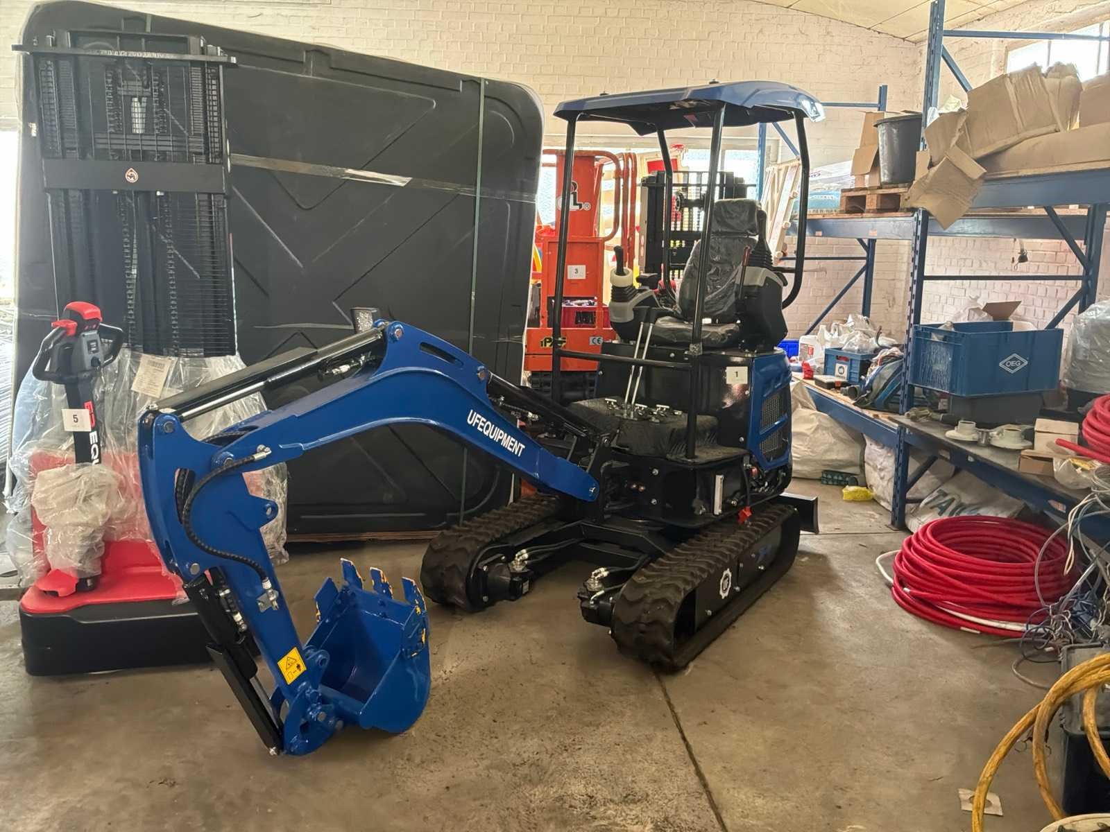 Graafmachine, stapelaars, aircos, diverse bouwmaterialen