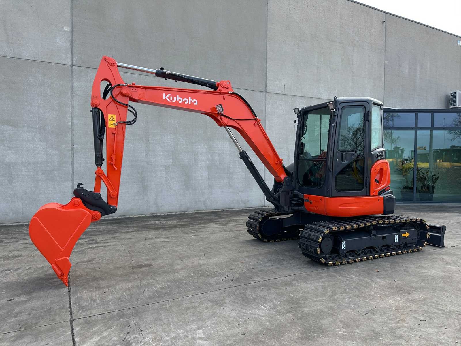 Graafmachines, vorkheftrucks en grondverzetmateriaal