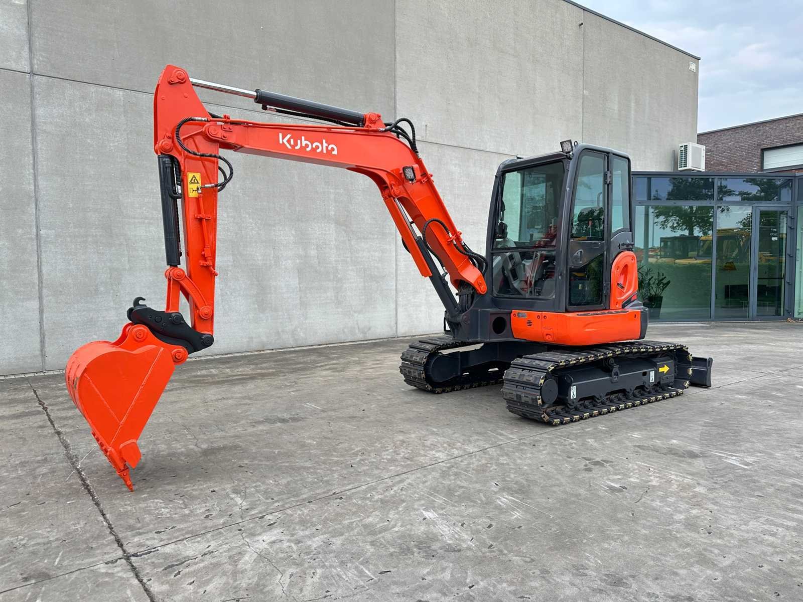 Graafmachines, vorkheftrucks en grondverzetmateriaal