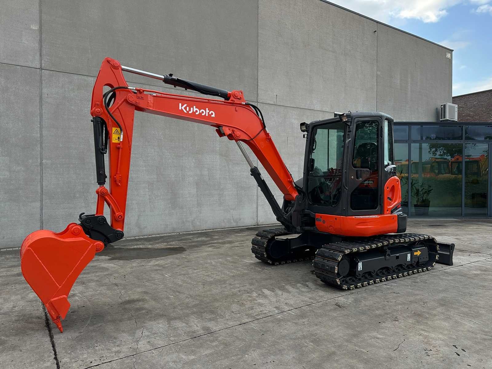 Graafmachines, vorkheftrucks en grondverzetmateriaal