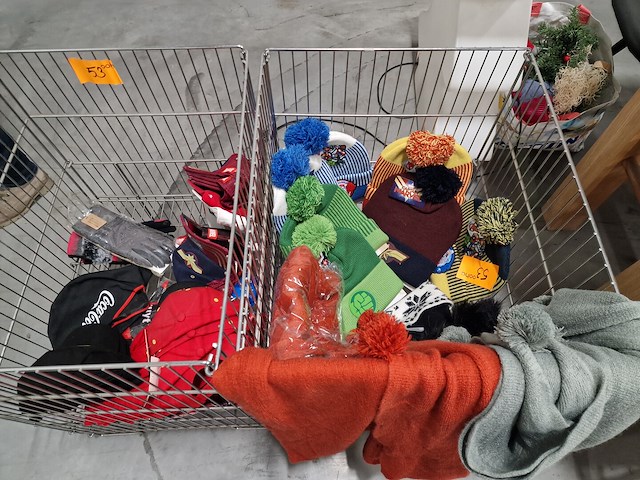 Grabbelbakken met mutsen en sjaals - afbeelding 1 van  8