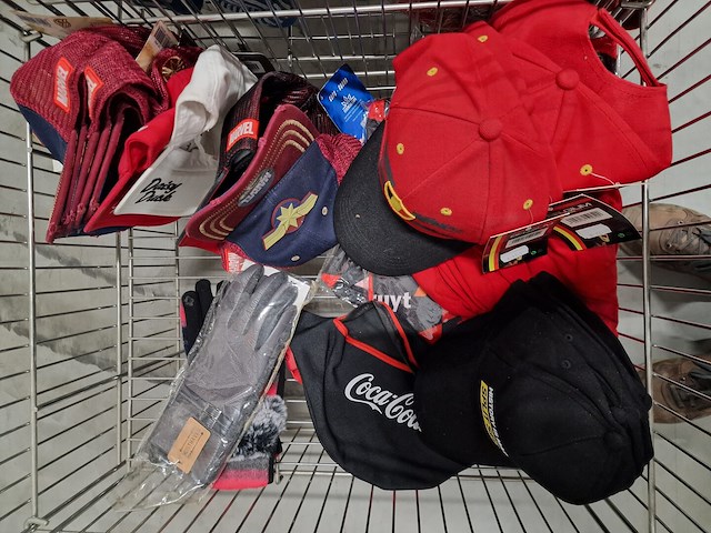 Grabbelbakken met mutsen en sjaals - afbeelding 2 van  8