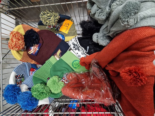 Grabbelbakken met mutsen en sjaals - afbeelding 3 van  8