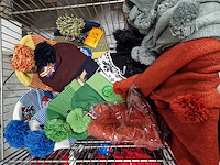 Grabbelbakken met mutsen en sjaals - afbeelding 3 van  8