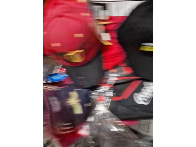 Grabbelbakken met mutsen en sjaals - afbeelding 4 van  8