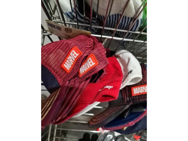 Grabbelbakken met mutsen en sjaals - afbeelding 5 van  8