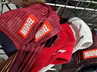 Grabbelbakken met mutsen en sjaals - afbeelding 5 van  8