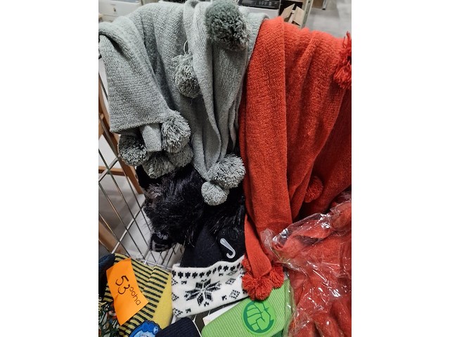 Grabbelbakken met mutsen en sjaals - afbeelding 6 van  8