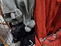 Grabbelbakken met mutsen en sjaals - afbeelding 6 van  8