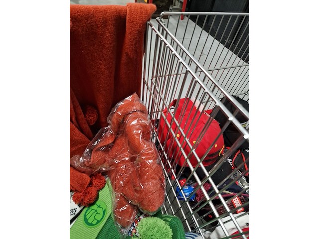 Grabbelbakken met mutsen en sjaals - afbeelding 7 van  8