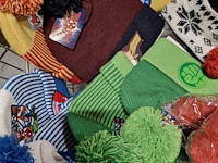 Grabbelbakken met mutsen en sjaals - afbeelding 8 van  8