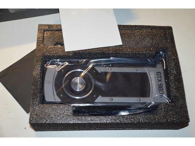 Grafische kaart gtx 1080ti, centrale eenheid hp windows xp, flatscreen tv lg 28mt48df-pz met afstandsbediening (defect), blu ray speler samsung - afbeelding 4 van  7