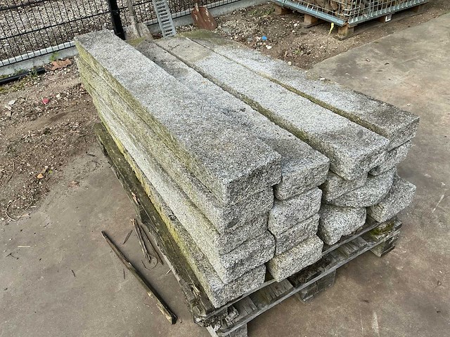 Graniet borduur 125 x 17 x 8 steen tuintegel (15x) - afbeelding 1 van  1