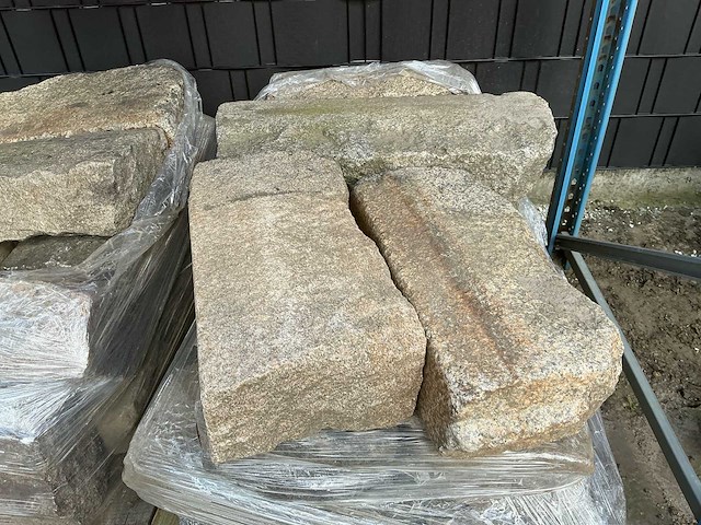 Graniet borduur diverse lengte 60 x 30 x 15 steen tuintegel (40x) - afbeelding 1 van  6