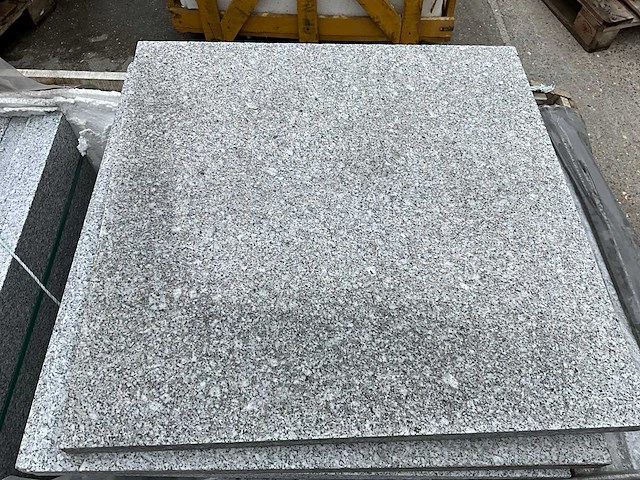 Graniet flamed and brushed natuursteen tuintegels ca. 10,8m2 - afbeelding 1 van  3