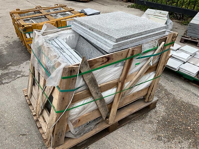 Graniet flamed and brushed natuursteen tuintegels ca. 10,8m2 - afbeelding 3 van  3