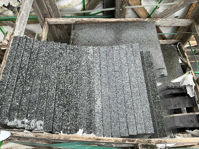 Graniet gevlamd natuursteen tuintegel ca. 42,24m2 - afbeelding 1 van  2