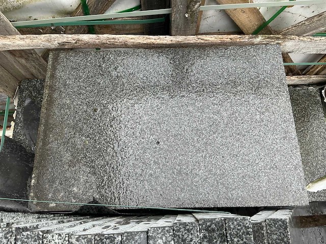 Graniet gevlamd natuursteen tuintegel ca. 65,28m2 - afbeelding 1 van  2