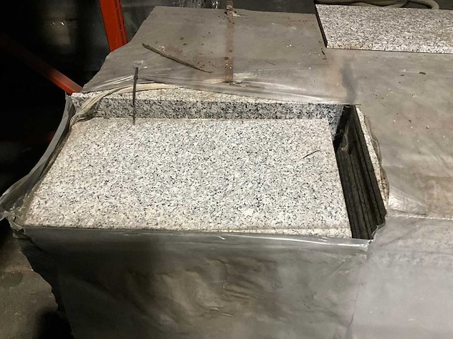 Graniet tegels ca 37,8 m2 - afbeelding 1 van  4