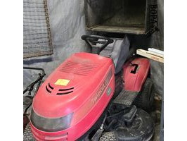 Grasmaaiers, ladders en werkmateriaal