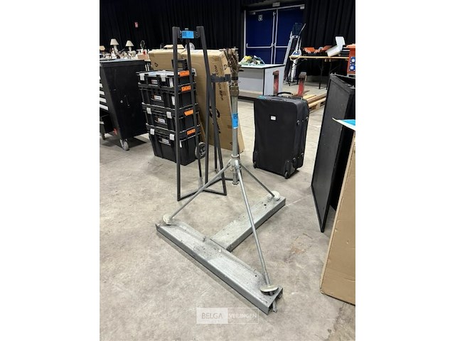 Grassproeier op voet - afbeelding 1 van  5