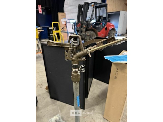 Grassproeier op voet - afbeelding 3 van  5