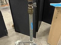 Grassproeier op voet - afbeelding 4 van  5