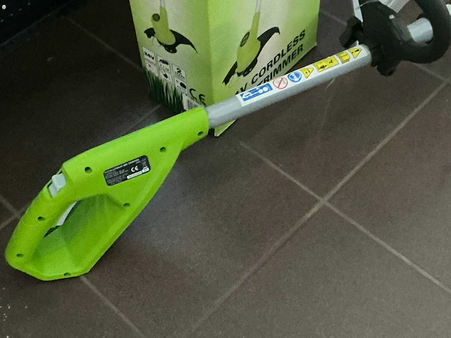 Greenworks g24lt30 accu kantenmaaier (2x) - afbeelding 3 van  5
