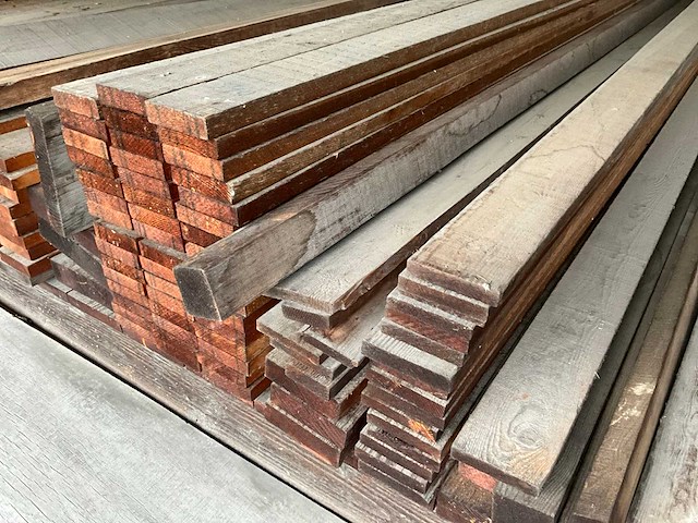 Grenen houten balken en planken (325x) waaronder rnd - afbeelding 1 van  10