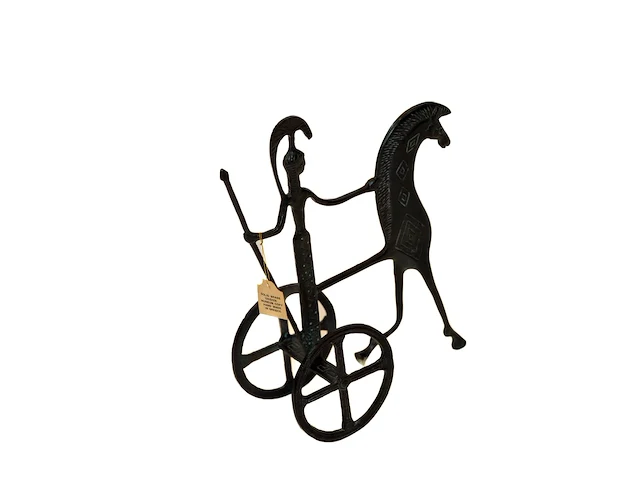 Grieks geometrisch bronzen strijdwagenbeeldje met... - afbeelding 1 van  2