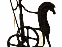 Grieks geometrisch bronzen strijdwagenbeeldje met... - afbeelding 2 van  2