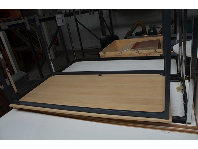 Grijs bureel 3 laden met zwart onderstel (met schade), rond wit staantafeltje, 7 rechthoekige tafels met chroom onderstel, 16 zwart pvc stapelstoelen met chroom onderstel - afbeelding 2 van  12