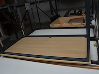Grijs bureel 3 laden met zwart onderstel (met schade), rond wit staantafeltje, 7 rechthoekige tafels met chroom onderstel, 16 zwart pvc stapelstoelen met chroom onderstel - afbeelding 2 van  12