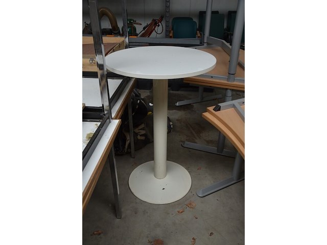 Grijs bureel 3 laden met zwart onderstel (met schade), rond wit staantafeltje, 7 rechthoekige tafels met chroom onderstel, 16 zwart pvc stapelstoelen met chroom onderstel - afbeelding 3 van  12