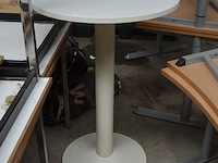 Grijs bureel 3 laden met zwart onderstel (met schade), rond wit staantafeltje, 7 rechthoekige tafels met chroom onderstel, 16 zwart pvc stapelstoelen met chroom onderstel - afbeelding 3 van  12