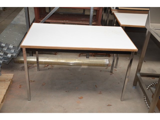 Grijs bureel 3 laden met zwart onderstel (met schade), rond wit staantafeltje, 7 rechthoekige tafels met chroom onderstel, 16 zwart pvc stapelstoelen met chroom onderstel - afbeelding 4 van  12