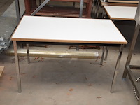 Grijs bureel 3 laden met zwart onderstel (met schade), rond wit staantafeltje, 7 rechthoekige tafels met chroom onderstel, 16 zwart pvc stapelstoelen met chroom onderstel - afbeelding 4 van  12