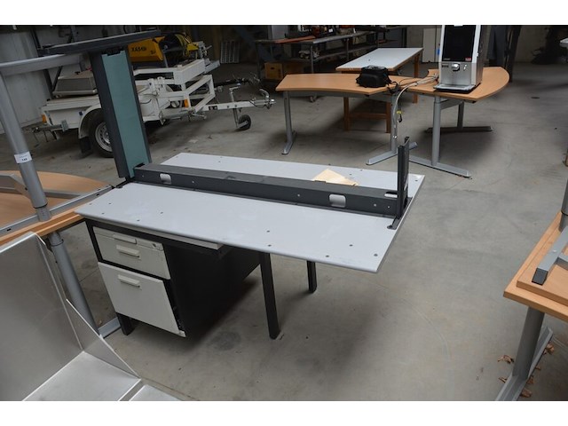 Grijs bureel 3 laden met zwart onderstel (met schade), rond wit staantafeltje, 7 rechthoekige tafels met chroom onderstel, 16 zwart pvc stapelstoelen met chroom onderstel - afbeelding 1 van  12