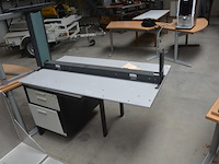 Grijs bureel 3 laden met zwart onderstel (met schade), rond wit staantafeltje, 7 rechthoekige tafels met chroom onderstel, 16 zwart pvc stapelstoelen met chroom onderstel