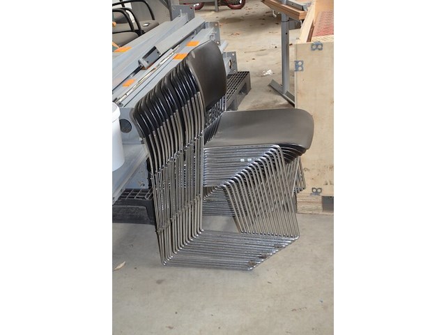 Grijs bureel 3 laden met zwart onderstel (met schade), rond wit staantafeltje, 7 rechthoekige tafels met chroom onderstel, 16 zwart pvc stapelstoelen met chroom onderstel - afbeelding 5 van  12