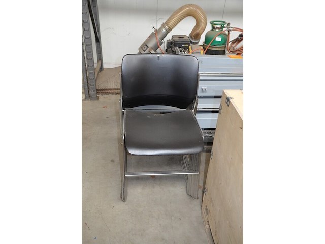 Grijs bureel 3 laden met zwart onderstel (met schade), rond wit staantafeltje, 7 rechthoekige tafels met chroom onderstel, 16 zwart pvc stapelstoelen met chroom onderstel - afbeelding 6 van  12