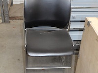 Grijs bureel 3 laden met zwart onderstel (met schade), rond wit staantafeltje, 7 rechthoekige tafels met chroom onderstel, 16 zwart pvc stapelstoelen met chroom onderstel - afbeelding 6 van  12